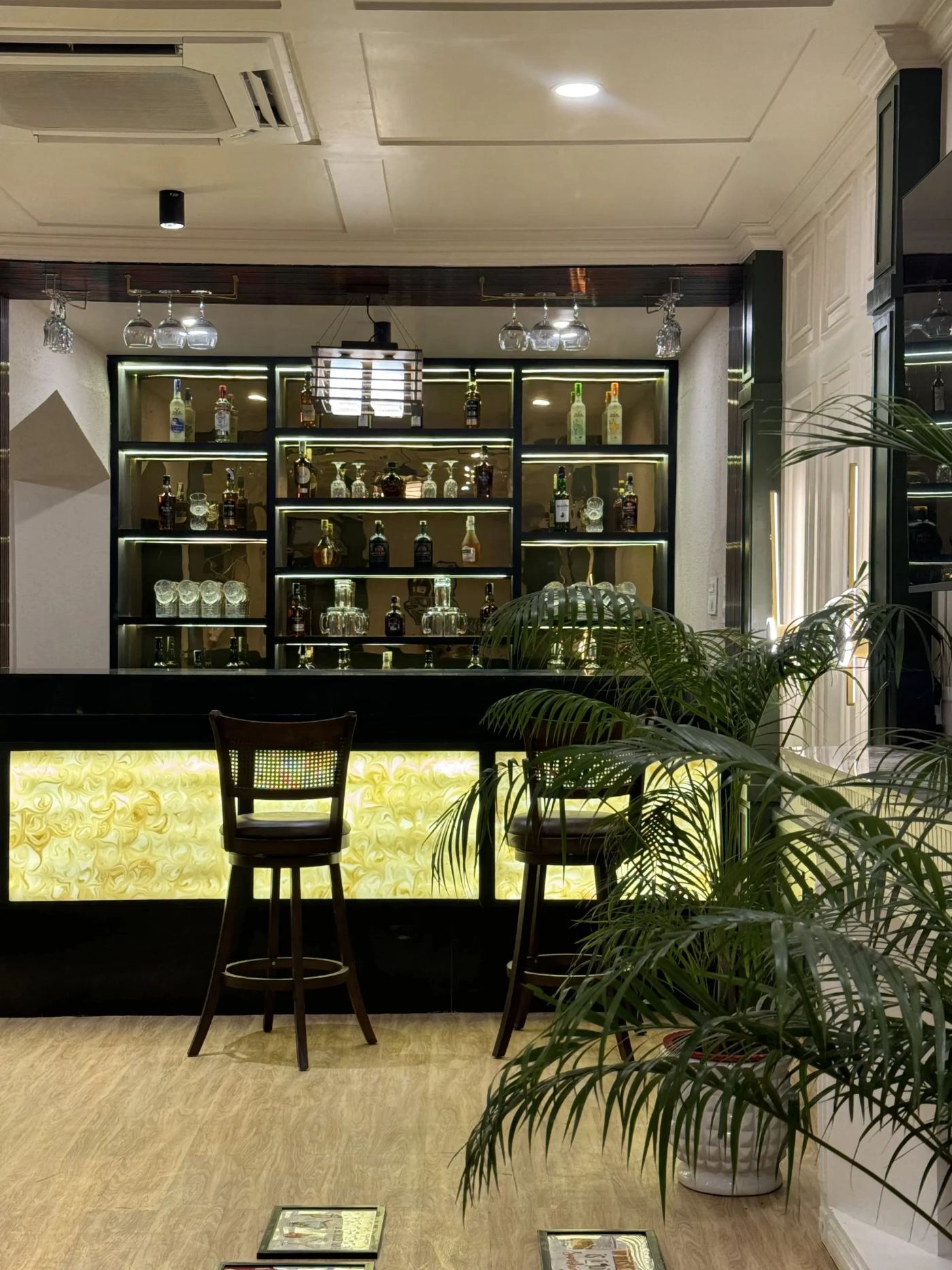 Bar and Lounge, photo 1