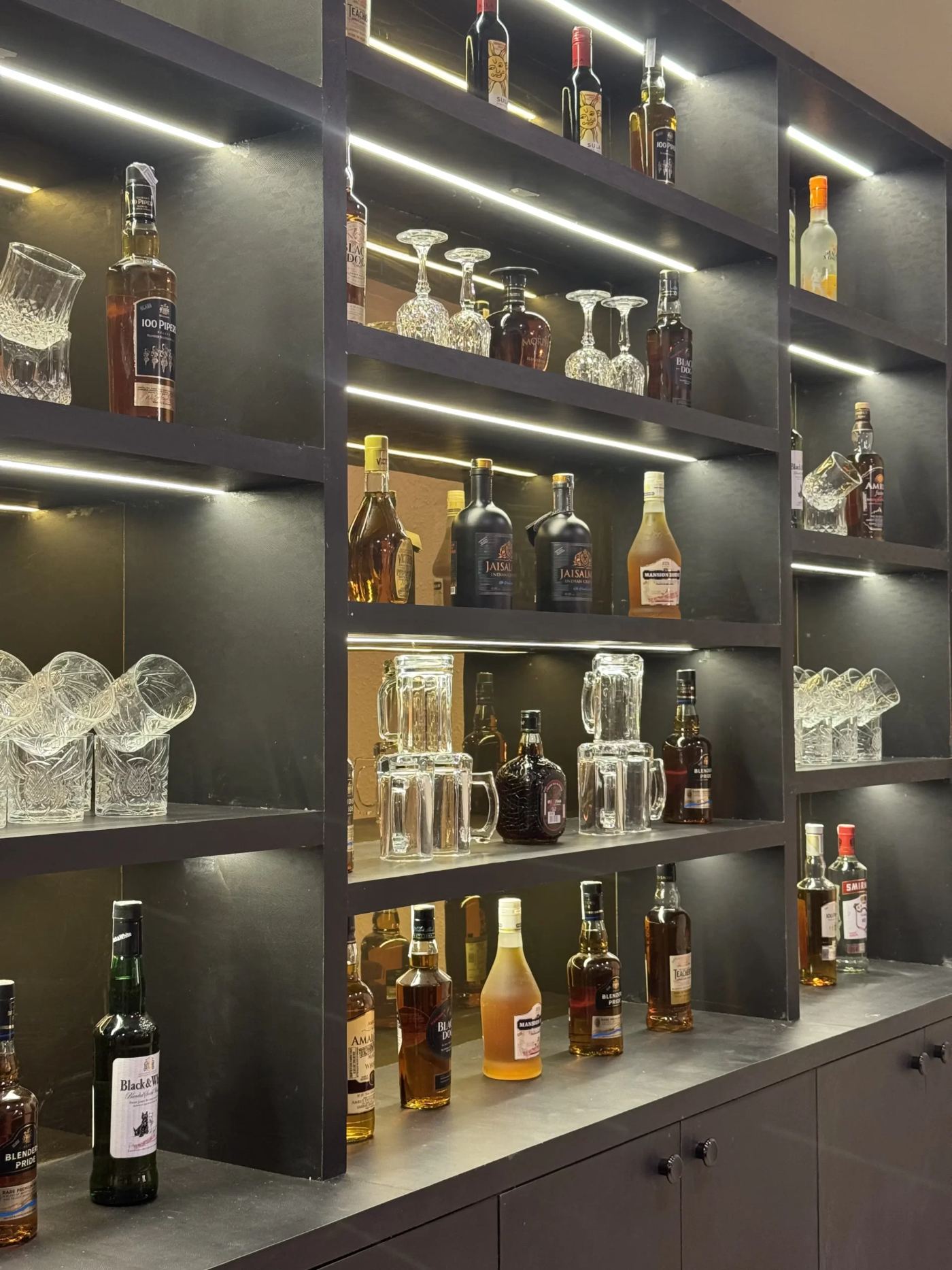 Bar and Lounge, main view